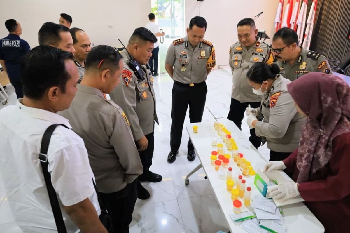 64_perwira_polres_batu_bara_jalani_tes_urine_seluruhnya_negatif_narkoba