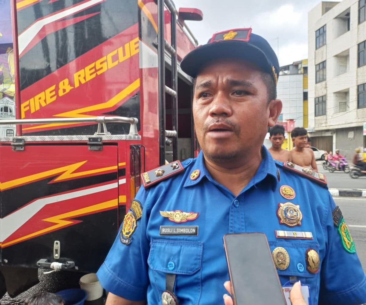 damkar_medan_kerahkan_dua_truk_tangki_bersihkan_lumpur_pascabanjir_di_kampung_aur