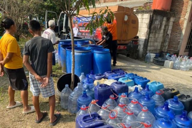 kekeringan_enam_bulan_warga_cilacap_antre_air_bersih_gratis