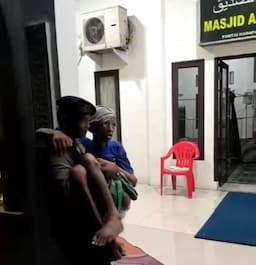 sungai_belawan_meluap_sejumlah_warga_sunggal_mengungsi_ke_masjid