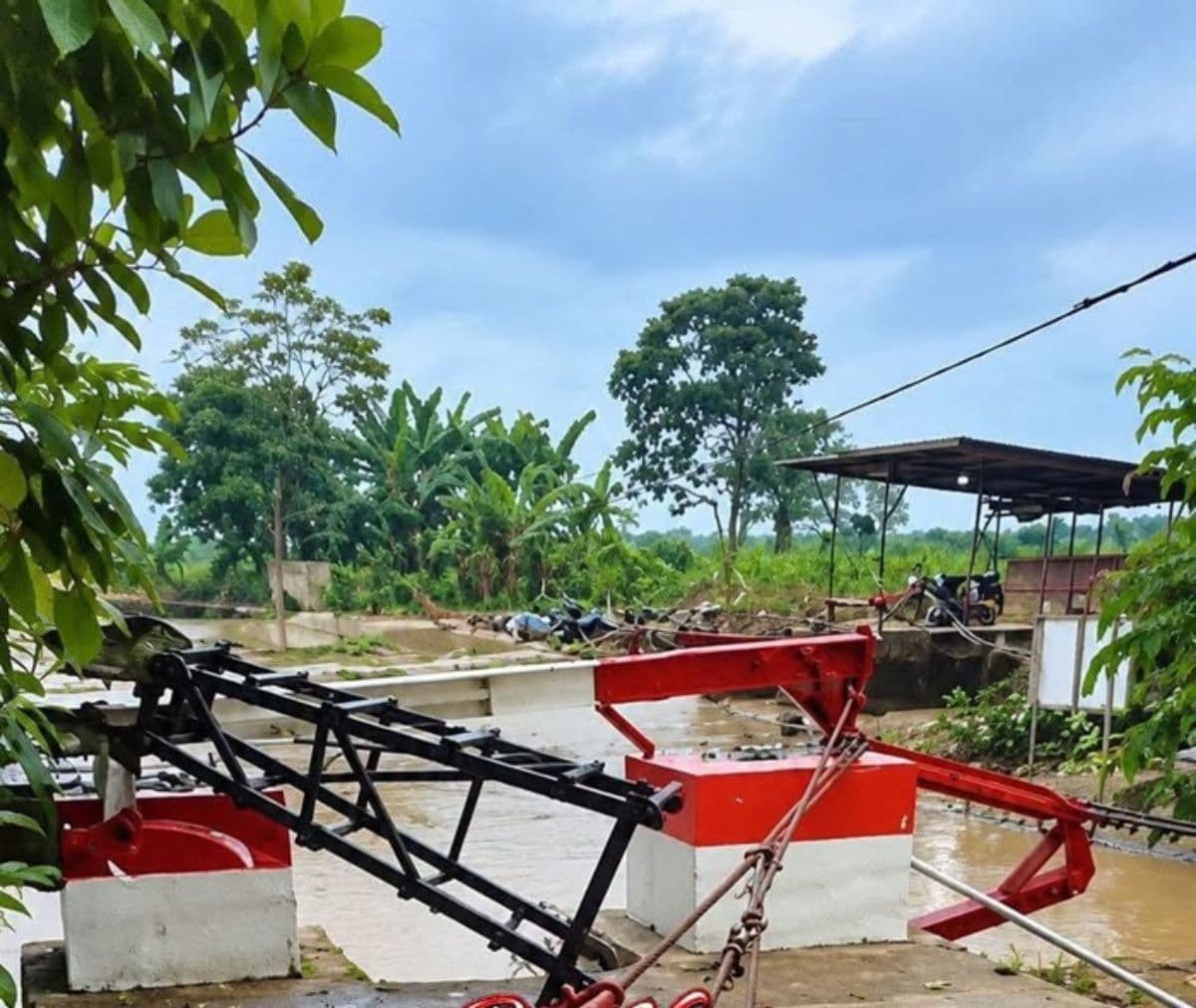 sungai_ular_meluap_rumah_warga_hanyut_jembatan_gantung_ambruk_jalan_ke_bandara_kualanamu_terendam_