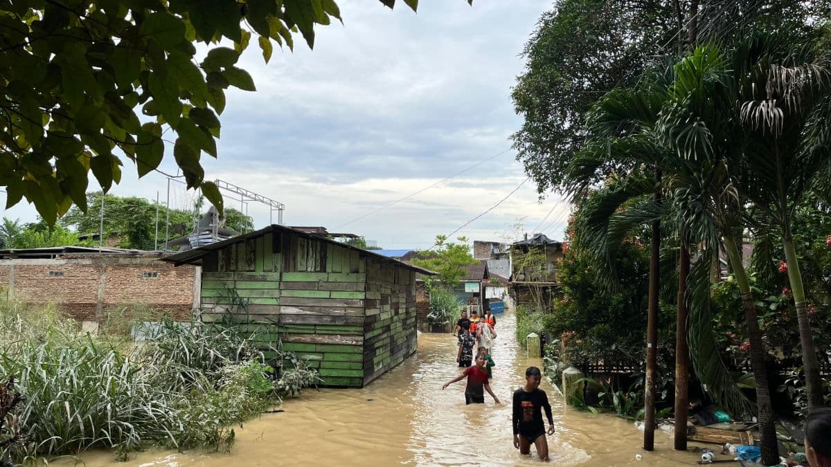 tim_sar_belum_tiba_pemuda_gang_alfajar_evakuasi_warga_terdampak_banjir