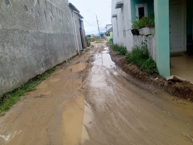 warga_balige_keluhkan_jalan_rusak_akibat_truk_tanah_timbunan_pengelola_siap_perbaiki