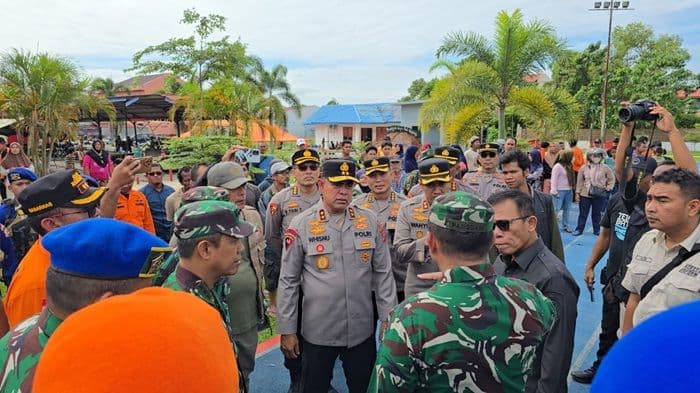 akses_darat_putus_kapolri_kirim_bantuan_ke_sumut_lewat_udara