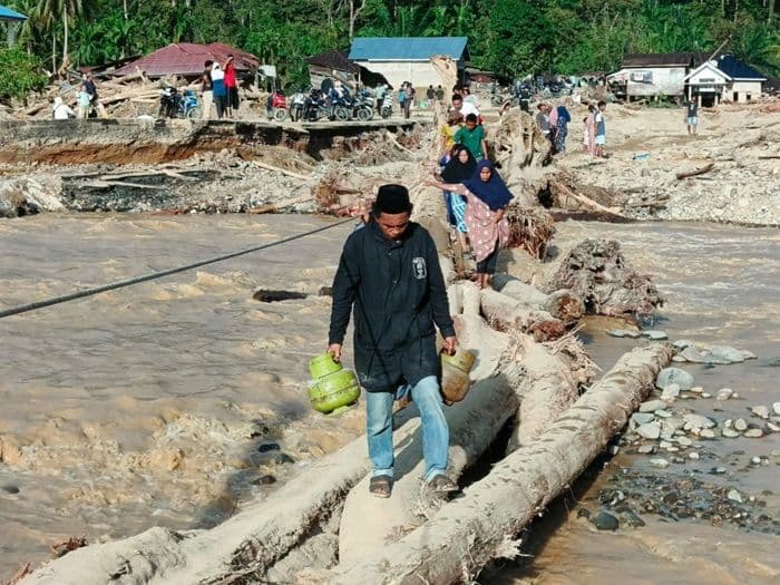akses_tapanuli_selatantapanuli_tengah_terbatas_jembatan_darurat_dari_kayu_jadi_satusatunya_jalur