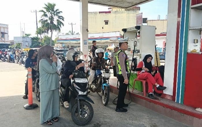 antrean_bbm_di_tebing_tinggi_usai_banjir_polisi_turun_kendalikan_spbu