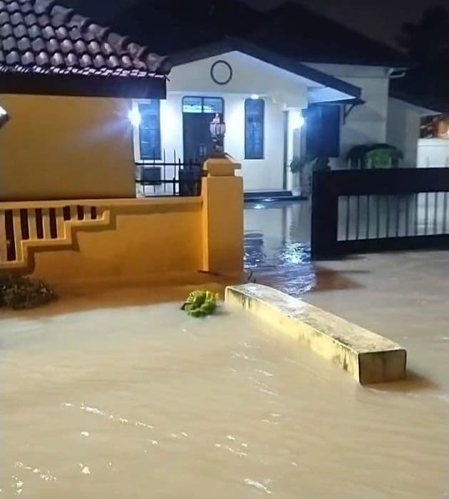 banjir_besar_rendam_lubuk_pakam_rumah_dinas_kapolresta_deli_serdang_terendam