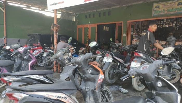 dampak_bencana_banjir_bengkel_di_medan_dipenuhi_kendaraan_roda_dua
