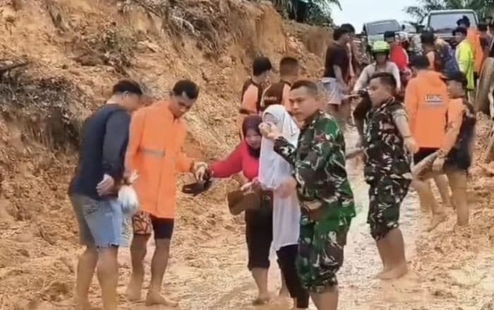 dandim_0203langkat_pimpin_evakuasi_warga_di_besitang_kantor_koramil_turut_terendam_banjir