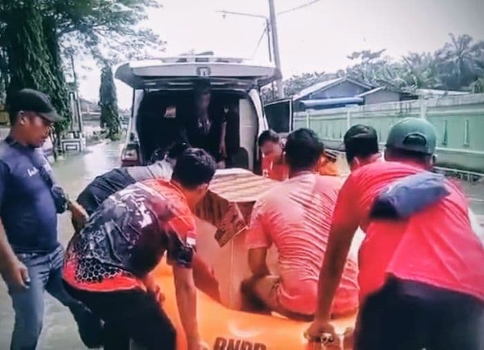 trc_bpbd_batu_bara_evakuasi_lansia_dan_warga_sakit_dari_wilayah_banjir