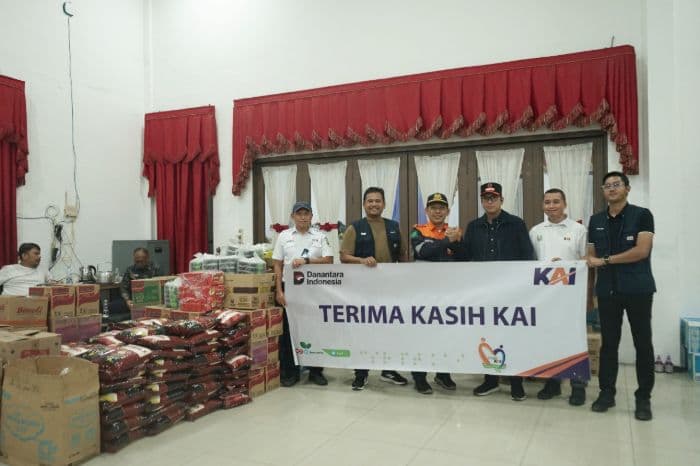 kai_salurkan_bantuan_kemanusiaan_bagi_korban_banjir_sumutaceh