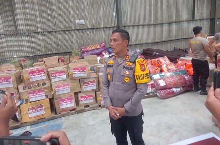 kapolri_kirim_35_ton_bantuan_untuk_korban_banjirlongsor_taput