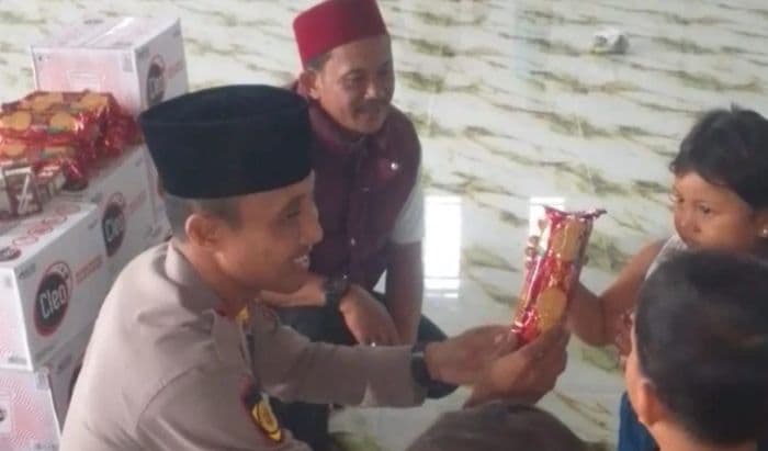 kapolsek_pantai_labu_dan_lpa_deli_serdang_beri_pendampingan_untuk_anak_korban_banjir