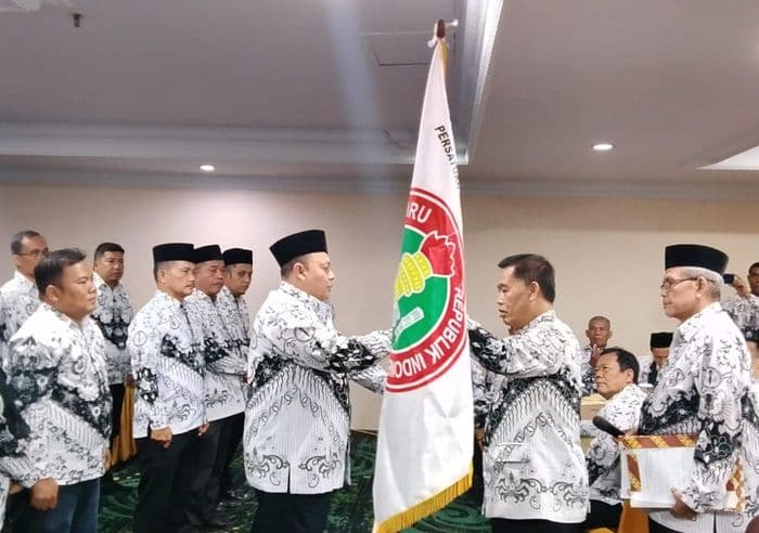 pb_pgri_medan_lantik_pengurus_baru_dan_bantu_sekolah_terdampak_banjir