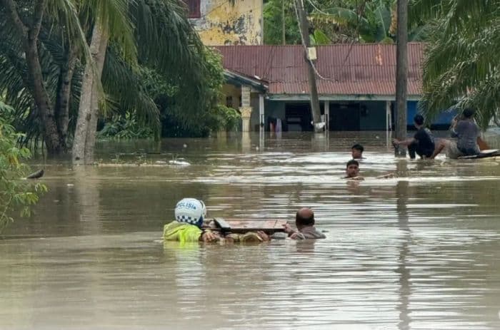 polisi_langkat_evakuasi_warga_banjir_dengan_rakit_pisang_di_tanjung_pura