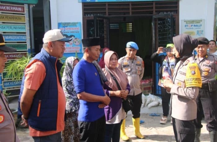 polresta_deli_serdang_tinjau_pengungsi_banjir_di_lubuk_pakam_dan_salurkan_bantuan_sembako