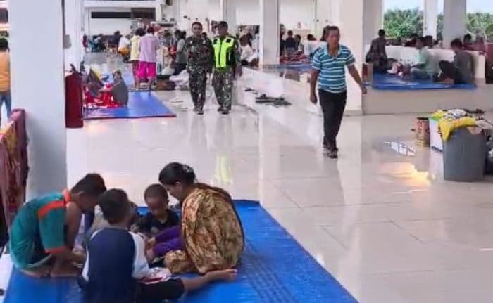 ratusan_warga_korban_banjir_di_langkat_mengungsi_ke_rest_area_tol_binjailangsa