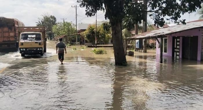 tanggul_sungai_martebing_jebol_ratusan_rumah_di_desa_suka_damai_sergai_terendam_banjir