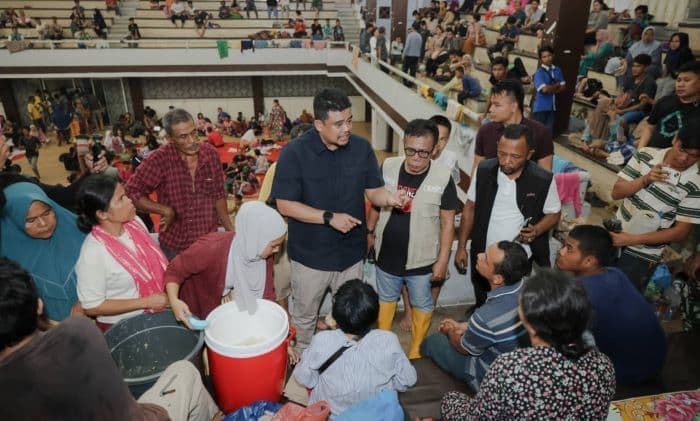 tinjau_pengungsi_di_tapteng_bobby_prioritaskan_kebutuhan_anak_dan_perempuan