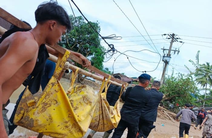 tragedi_desa_garoga_batang_toru_penantian_tiga_hari_di_tengah_lumpur_dan_mayat_bergelimpangan