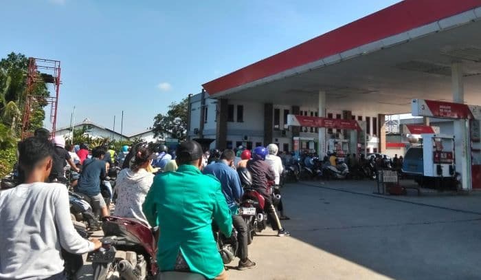 usai_banjir_surut_warga_medan_berebut_bbm_di_spbu_hingga_antrean_mengular
