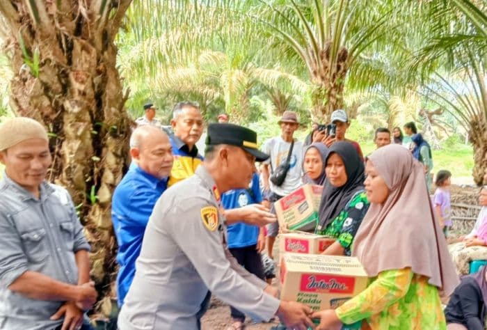 yahdi_khoir_salurkan_65_paket_sembako_ke_warga_terdampak_banjir_di_batu_bara