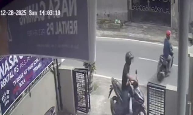 aksi_pencurian_sepeda_motor_terekam_cctv_di_parkiran_rental_ps_lubuk_pakam
