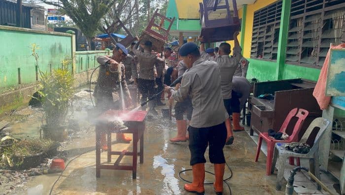 brimob_polda_sumut_bersihkan_smp_negeri_1_tanjung_pura_pasca_banjir_di_langkat