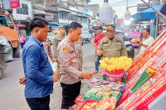 polres_batu_bara_imbau_pedagang_tidak_jual_kembang_api_akibat_bencana_alam