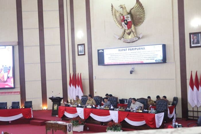posisi_duduk_sekda_di_kursi_wakil_wali_kota_medan_saat_paripurna_menuai_kritik_dari_legislatif