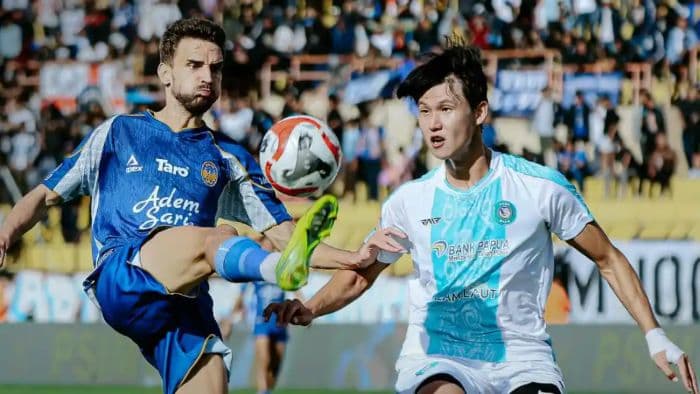 psbs_biak_vs_psim_yogyakarta_22_laga_tunda_bri_super_league_berlangsung_panas