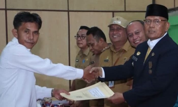 ratusan_ppk_paruh_waktu_pemkab_dairi_terima_sk_dengan_masa_kerja_satu_tahun_