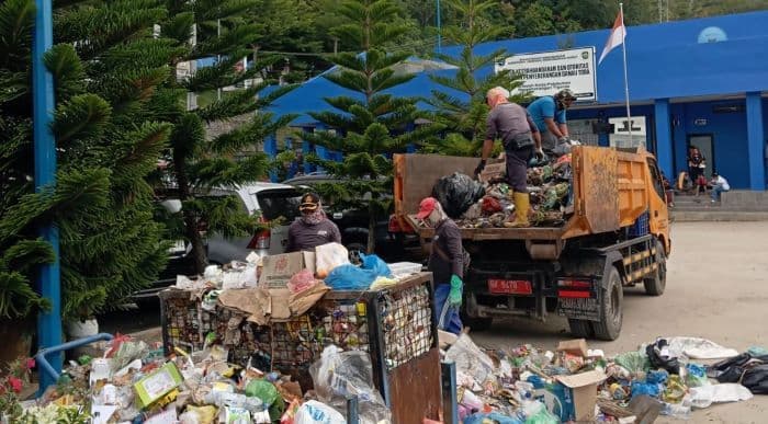 tumpukan_sampah_di_pelabuhan_tigaras_ganggu_penumpang_camat_dolok_pardamean_bungkam