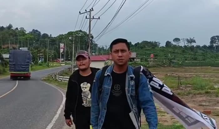 sudah_dua_minggu_jalan_kaki_ke_jakarta_dua_pemuda_asahan_ingin_temui_menkeu_purbaya