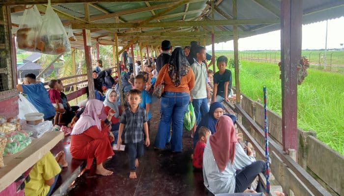 wisata_panatapan_pesawat_terbang_di_pantai_labu_dipadati_pengunjung