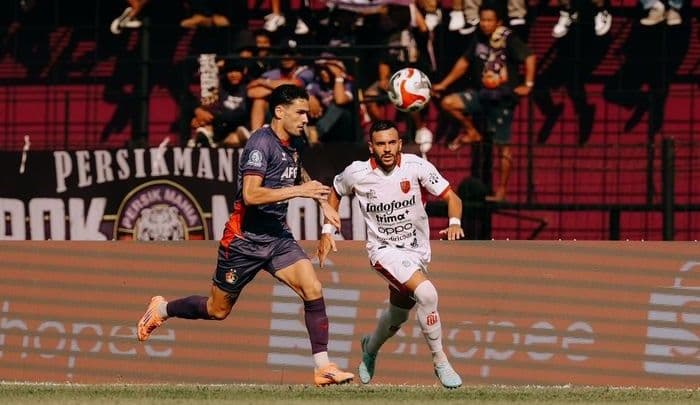 blunder_fatal_kiper_warnai_laga_persik_kediri_taklukkan_bali_united_32