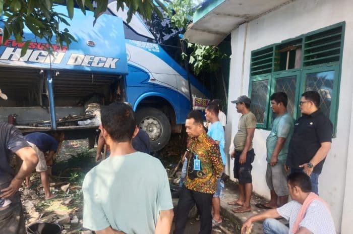 bus_tabrak_sekolah_di_asahan_dua_ruang_kelas_sd_negeri_di_teluk_dalam_rusak