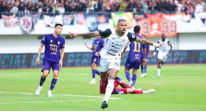 persija_kalahkan_persita_20_shayne_pattynama_catat_debut_di_super_league