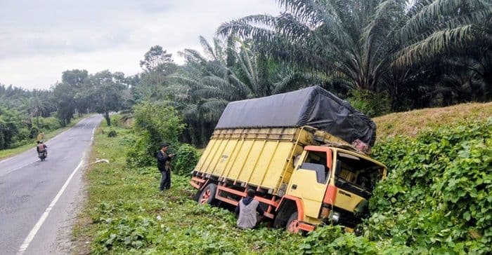 truk_colt_diesel_terjun_ke_parit_pembatas_kebun_di_jalinsum_batu_bara