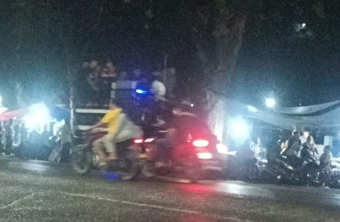 hujan_tak_surutkan_animo_remaja_mewarnai_malam_takbiran_di_aek_kanopan