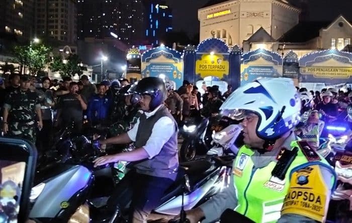 kapolda_pangdam_dan_gubernur_sumut_patroli_malam_takbiran_di_medan