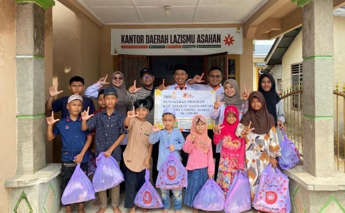 lazismu_asahan_ajak_anak_yatim_dan_dhuafa_belanja_baju_lebaran