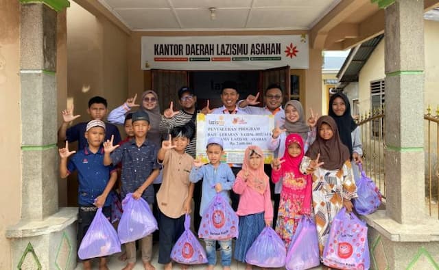lazismu_asahan_ajak_anak_yatim_dan_dhuafa_belanja_baju_lebaran
