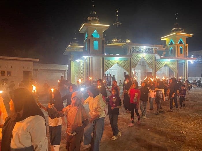 pawai_obor_anak_dan_remaja_meriahkan_malam_takbiran_di_kisaran_timur
