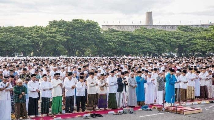 pemko_siantar_gelar_salat_idulfitri_1446_h_di_lapangan_adam_malik