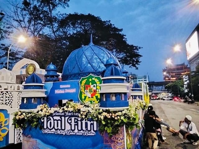 ratusan_mobil_hias_pawai_meriahkan_idulfitri_padati_lapangan_merdeka_medan