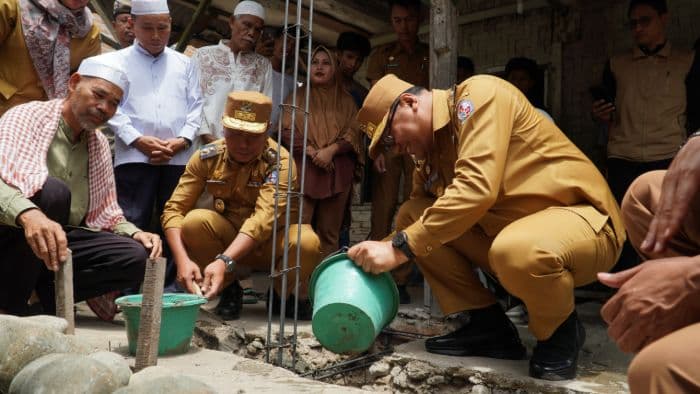 bupati_asri_ludin_tambunan_renovasi_rumah_warga_kurang_mampu_di_lubuk_pakam