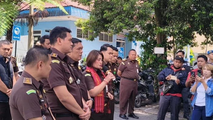 kejari_karo_diminta_tetap_independen_tangani_kasus_dugaan_korupsi_video_profil_desa
