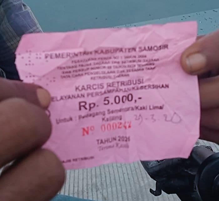 pedagang_es_krim_dipungut_retribusi_di_tano_ponggol_samosir_dlh_disorot
