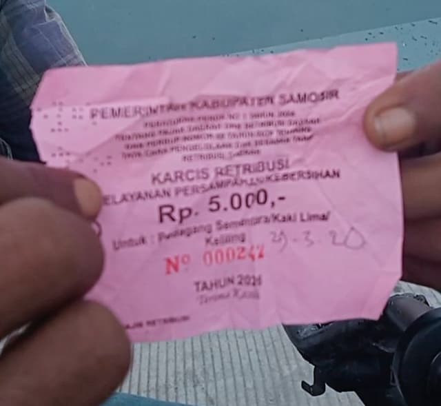 pedagang_es_krim_dipungut_retribusi_di_tano_ponggol_samosir_dlh_disorot
